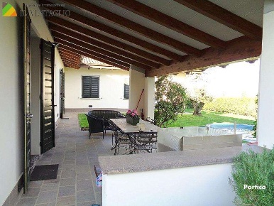 Foto Villa unifamiliare a Albinea di 500 m² con 4 locali in vendita