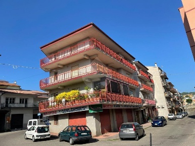 Foto Appartamento in Via Viola, Acri di 140 m² con 6 locali in vendita