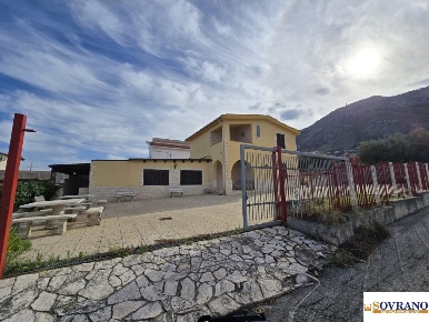 Foto Villa unifamiliare a Altavilla Milicia di 220 m² con 8 locali