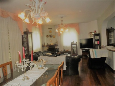 Foto Villa unifamiliare a Castelnuovo Magra di 250 m² con 10 locali
