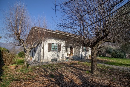 Foto Villa unifamiliare in Via Campesone, Galbiate di 400 m² con 15 locali
