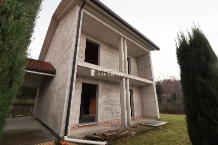Foto Villa unifamiliare in Via Piave, Oggiono di 200 m² con 5 locali