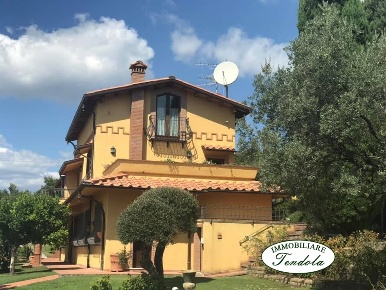 Foto Villa unifamiliare a Castelnuovo Magra di 300 m² con 9 locali