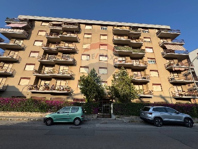 Foto Appartamento in Via Degli Emiri, Palermo di 126 m² con 4 locali