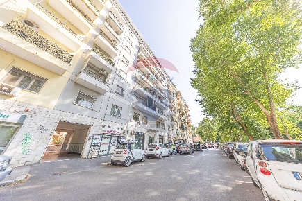 Foto Appartamento in Via Val Di Fassa, Roma di 75 m² con 3 locali
