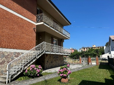 Foto Appartamento a Sarzana di 143 m² con 5 locali in vendita