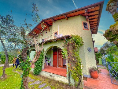 Foto Villa unifamiliare a Forte dei Marmi di 160 m² con 9 locali in vendita