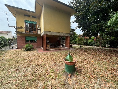 Foto Villa unifamiliare a Lucca di 240 m² con 10 locali in vendita