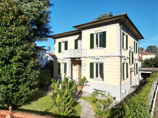 casa indipendente in vendita a Lucca in zona Centro Città
