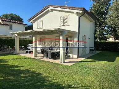 Foto Villa unifamiliare a Montignoso di 150 m² con 6 locali in vendita