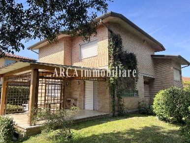 Foto Villa unifamiliare a Pietrasanta di 230 m² con 7 locali in vendita