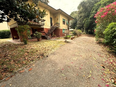 Foto Villa unifamiliare a Lucca di 220 m² con 8 locali in vendita