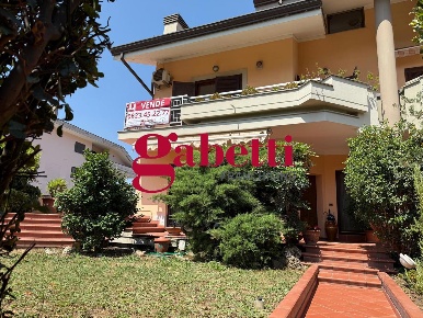 Foto Villa a schiera in Via De Cillis 23, Caserta di 575 m² in vendita