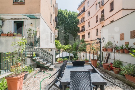 Foto Appartamento in Via Poggio Moiano 11, Roma di 160 m² con 5 locali