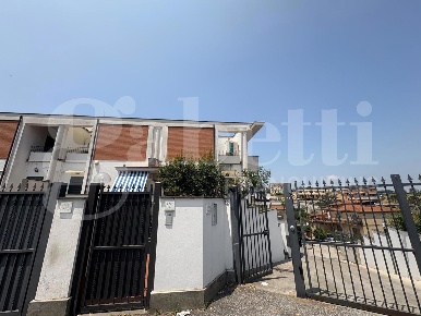 Foto Villa a schiera in Via Gavoi 12, Roma di 110 m² con 3 locali