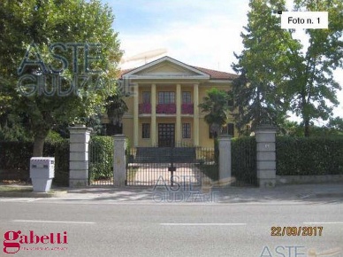 Foto Villa unifamiliare in Corso Luigi Einaudi 8-10, Cherasco di 490 m²