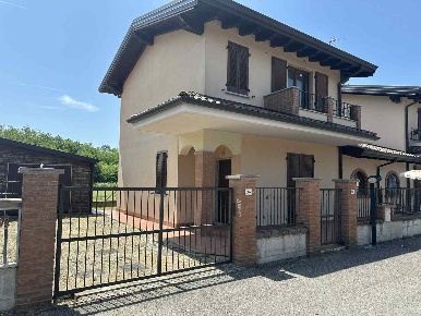 Foto Villa singola in Via San Saluto 6, Broni di 130 m² con 5 locali