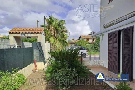 Foto Villa a schiera in Str. della Speranza, Latina di 181 m² con 4 locali