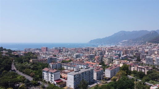 Foto Appartamento in via fratelli magnone, Salerno di 150 m² con 6 locali