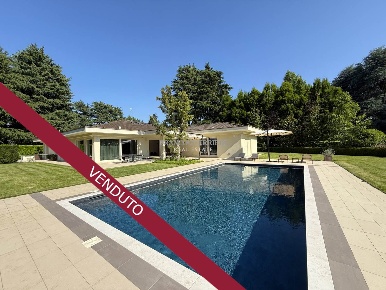 Foto Villa unifamiliare in Via De Gasperi, Casatenovo di 890 m² in vendita