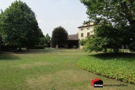 Foto Villa unifamiliare a Zanè di 503 m² con 13 locali in vendita