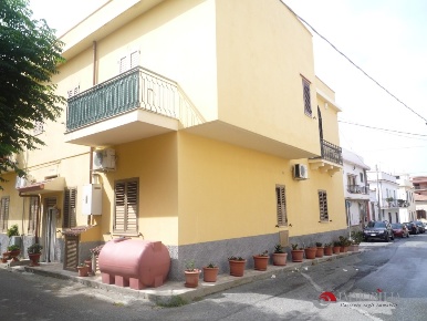 Foto Appartamento a Motta San Giovanni di 70 m² con 4 locali in vendita