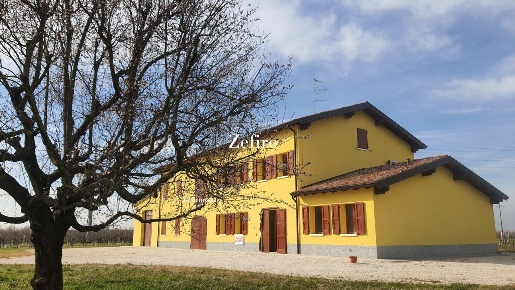 Foto Villa unifamiliare a Rolo di 320 m² con 6 locali in vendita