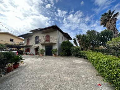 Foto Villa unifamiliare a Montebello Jonico di 400 m² con 7 locali