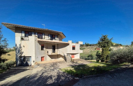 Foto Villa unifamiliare a Bucchianico di 600 m² con 12 locali in vendita
