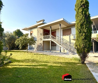 Foto Villa unifamiliare in Via Trento, Zanè di 320 m² con 8 locali