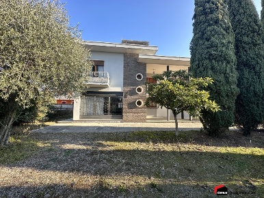 Foto Villa unifamiliare in Via Trento, Zanè di 320 m² con 8 locali
