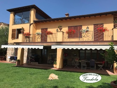 Foto Villa unifamiliare a Fosdinovo di 320 m² con 9 locali in vendita