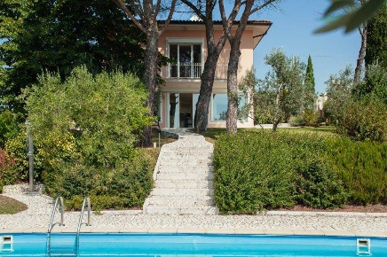 Foto Villa singola a Capolona di 270 m² con 10 locali in vendita