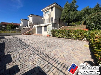 Foto Villa unifamiliare in Via Libero De Libero, Lenola di 144 m²