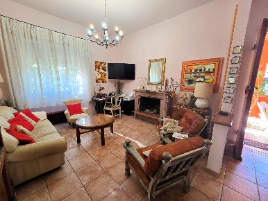 Foto Villa bifamiliare a San Vincenzo di 210 m² con 10 locali in vendita