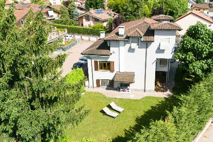 Foto Villa singola in Via del Temo, Cambiano di 272 m² con 10 locali