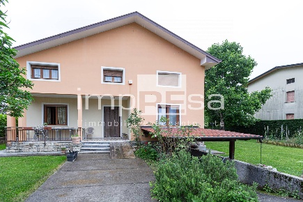 Foto Villa unifamiliare in via dell'Omo, Montereale Valcellina di 291 m²