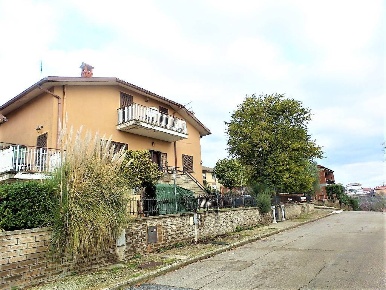 Foto Appartamento in via Paradisa, Caprarola di 306 m² con 10 locali