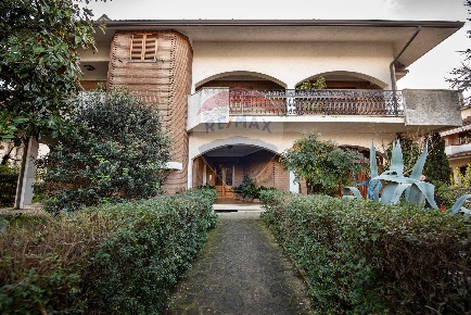 Foto Appartamento in Via Cavour, Maiolati Spontini di 115 m² con 8 locali
