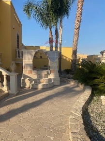 Foto Villa singola in Via Mascagni, San Donaci di 350 m² con 8 locali