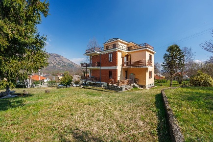 Foto Villa unifamiliare in Via Borgonuovo, Val della Torre di 311 m²