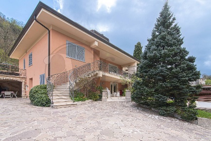 Foto Villa singola in Via Vecchia Sferracavallo, Atina di 400 m² in vendita
