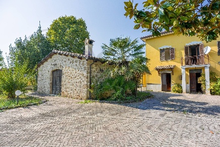 Foto Villa singola in VIA S. ALTISSIMO, Arpino di 600 m² con 15 locali