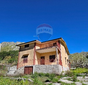 Foto Villa unifamiliare in Via Renne, Montelepre di 100 m² con 5 locali