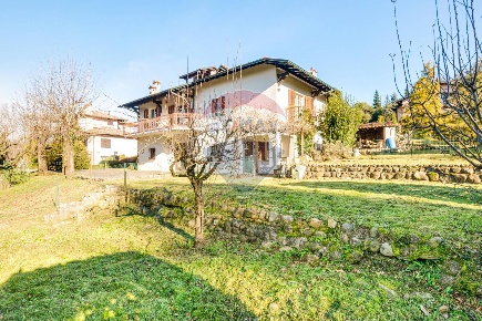 Foto Villa singola in VIA DELLE QUERCE, Venegono Inferiore di 194 m²