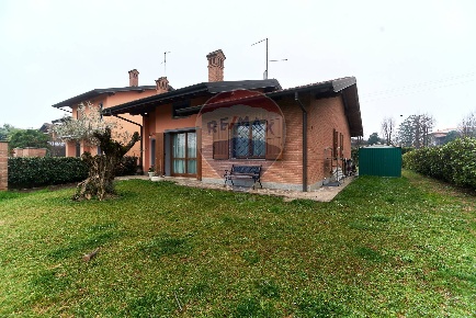 Foto Villa unifamiliare a Brignano Gera d'Adda di 268 m² con 5 locali