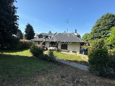 Foto Villa singola in Strada Privata del Ronco, Carimate di 700 m²