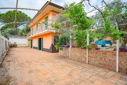 Foto Villa singola in Via Paternò, Ragalna di 203 m² con 6 locali