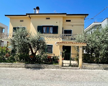 Foto Villa bifamiliare in Via De Gasperi, Nereto di 363 m² con 6 locali