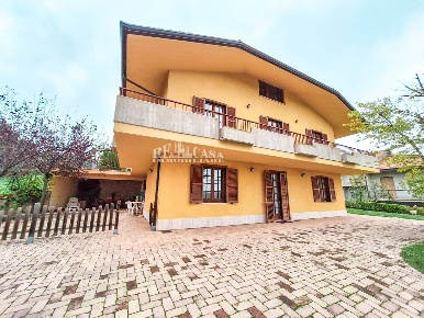 Foto Villa singola in via cona, Sant'Omero di 300 m² con 9 locali